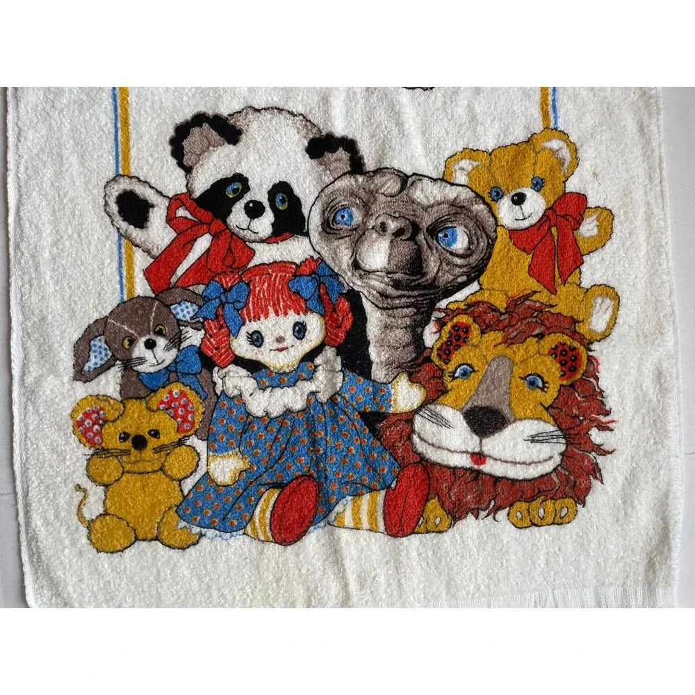 Vintage 1982 ET I'll Be Right Here hidden with plushes towel vibrant! Universal